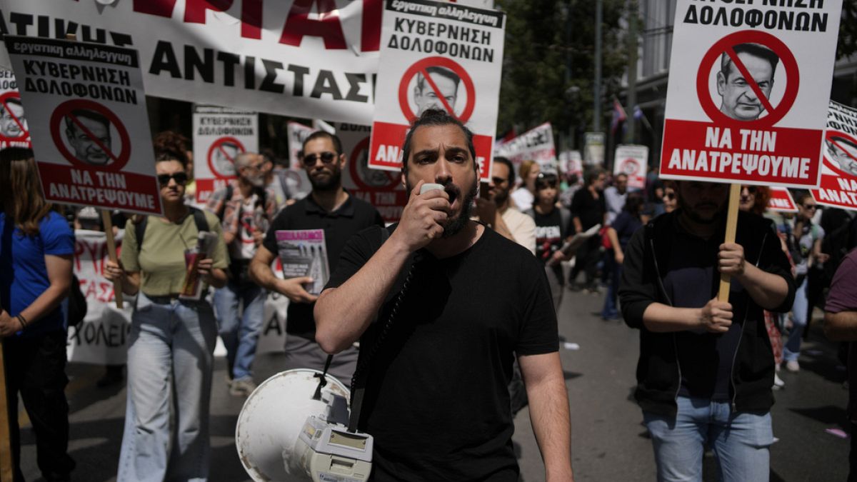 Protestocu Yunanlılar işsizliğe ve düşük ücretlere öfkelerini gösteriyor