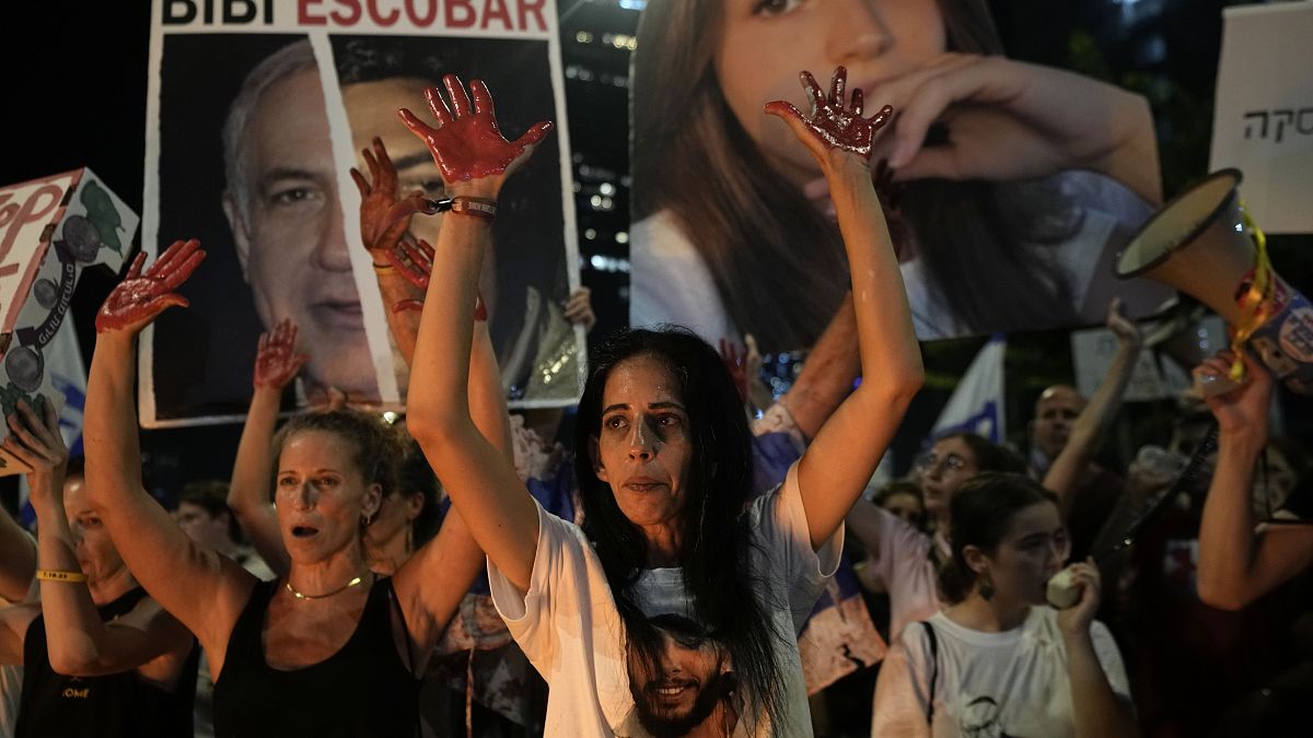 Protestocular, Hamas rehinelerinin serbest bırakılması yönünde anlaşma yapma programında Tel Aviv’de haftalık miting düzenliyor