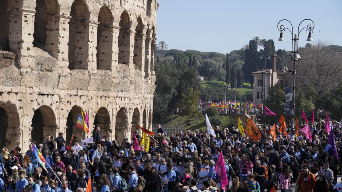 Roma’da binlerce kişi tazminatlar için adalet talebiyle mafyaya karşı yürüdü