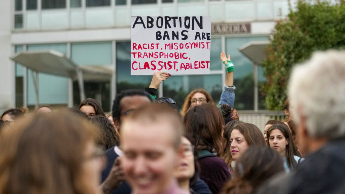 Roma’da kürtaj yapanların kliniklere girmesine izin verilmesi yönündeki hareket protesto edildi