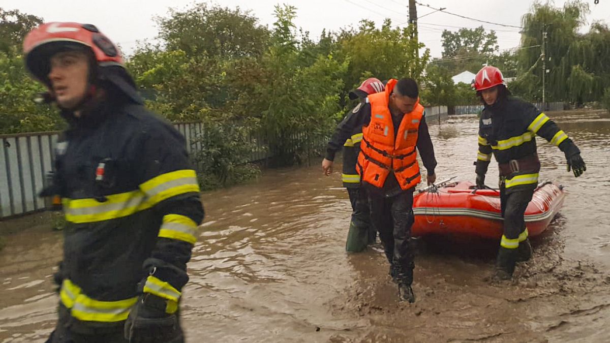 Romanya’nın Galati ilçesinde sel baskını nedeniyle binlerce kişinin evlerini terk etti