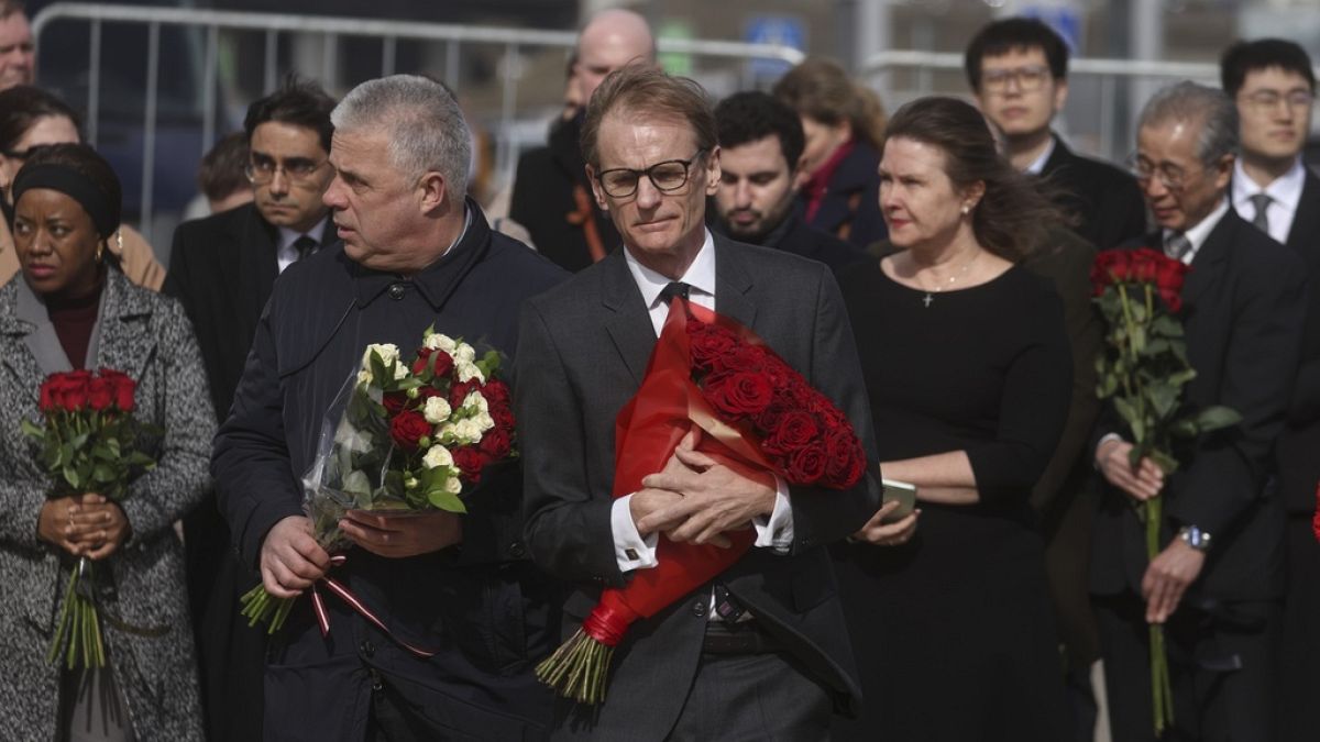 Rusya’daki yabancı diplomatlar Crocus Belediye Binası kurbanlarını andı