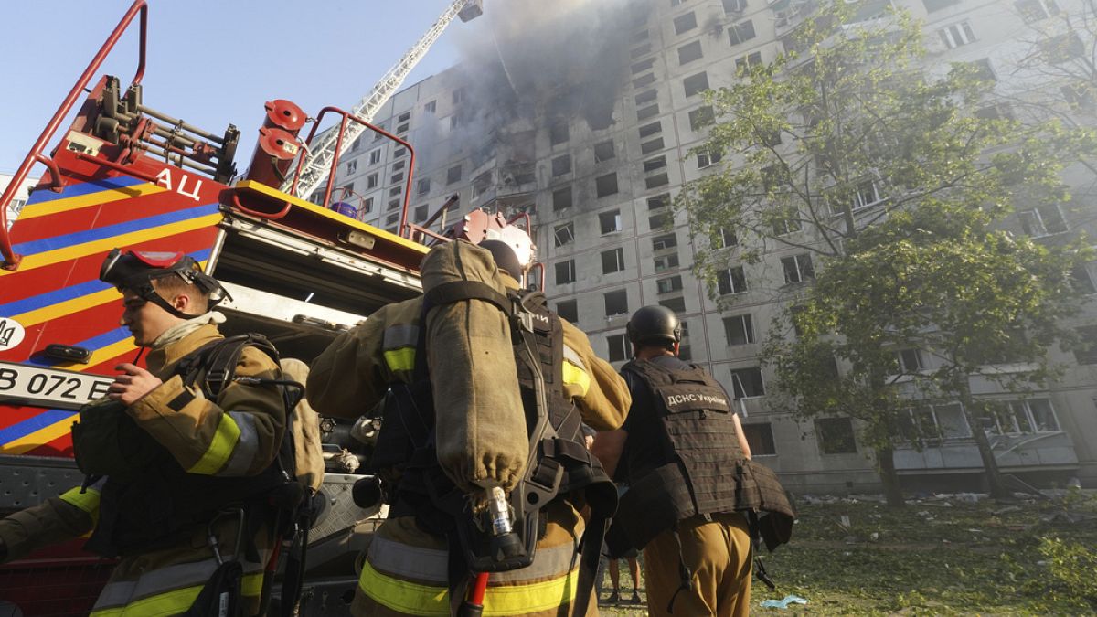 Rusya’nın Kharkiv’deki apartmanın zayıflayan hava saldırısında onlarca kişi yaralandı