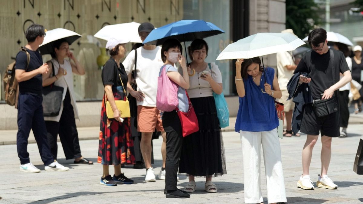 Şehir rekorundaki en sıcak temmuz ayı boyunca cizırdarken Tokyo’da 120’den fazla ölü