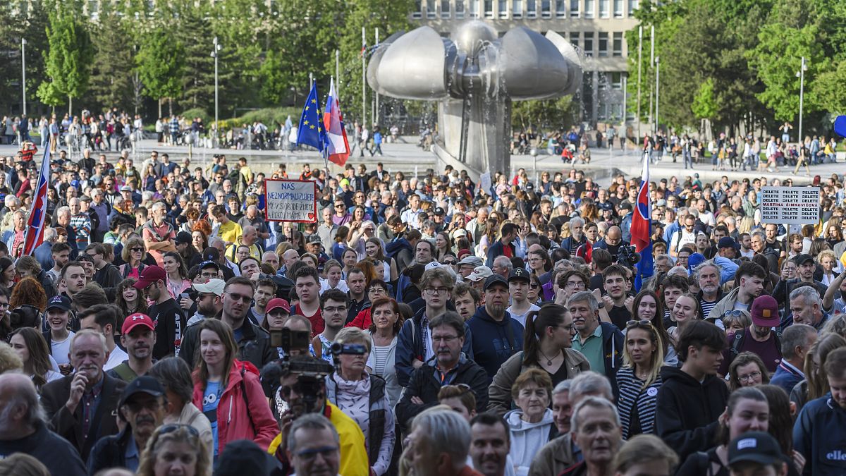 Slovakya’da binlerce kişi kamu yayıncılığının yenilenmesini protesto etmek için toplandı