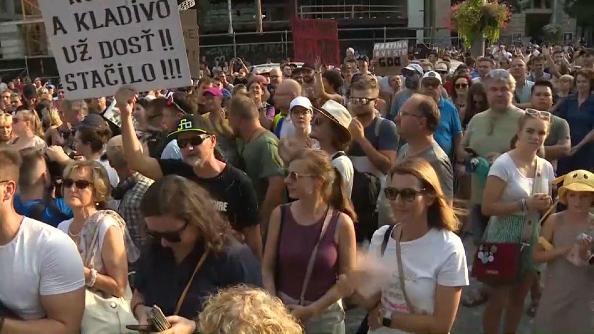 Slovakya’da ‘demokrasi saldırısına’ karşı binlerce kişinin muhalefetine katıldı