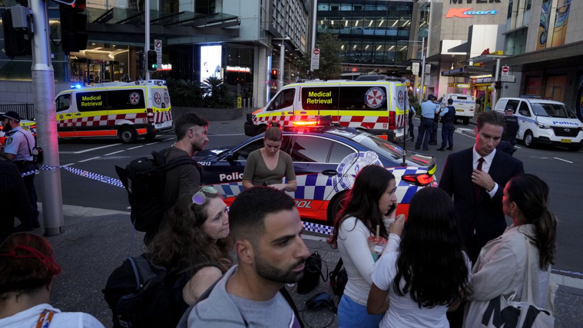 Son dakika haberi. Medya, Sidney’deki bir alışveriş merkezinde birden fazla kişinin bıçaklandığını ve bir kişinin vurulduğunu söylüyor