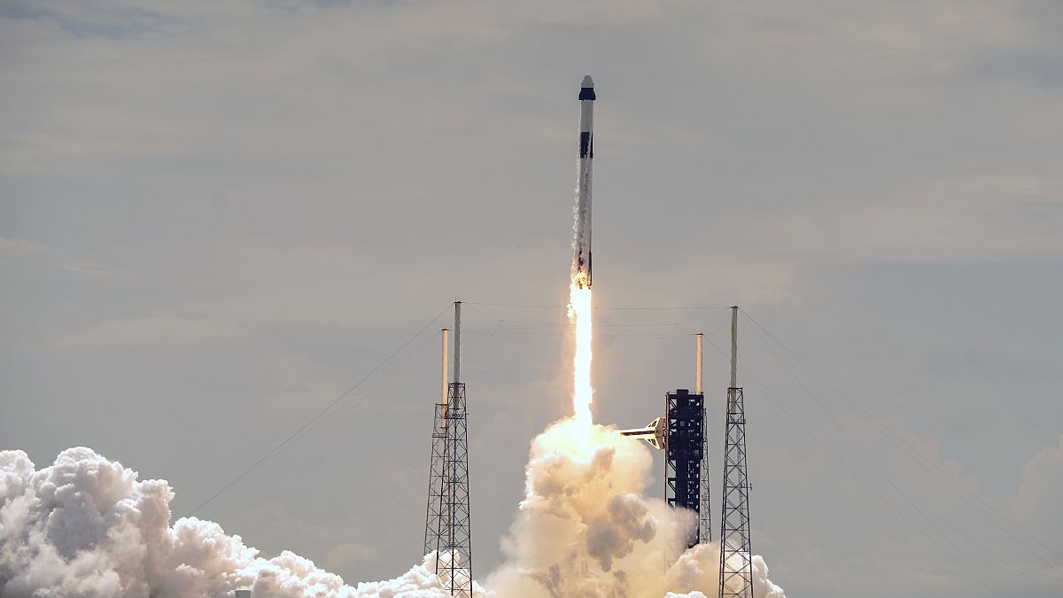 SpaceX, mahsur kalan astronotları ISS’den geri getirmek için durdurma görevini başlattı