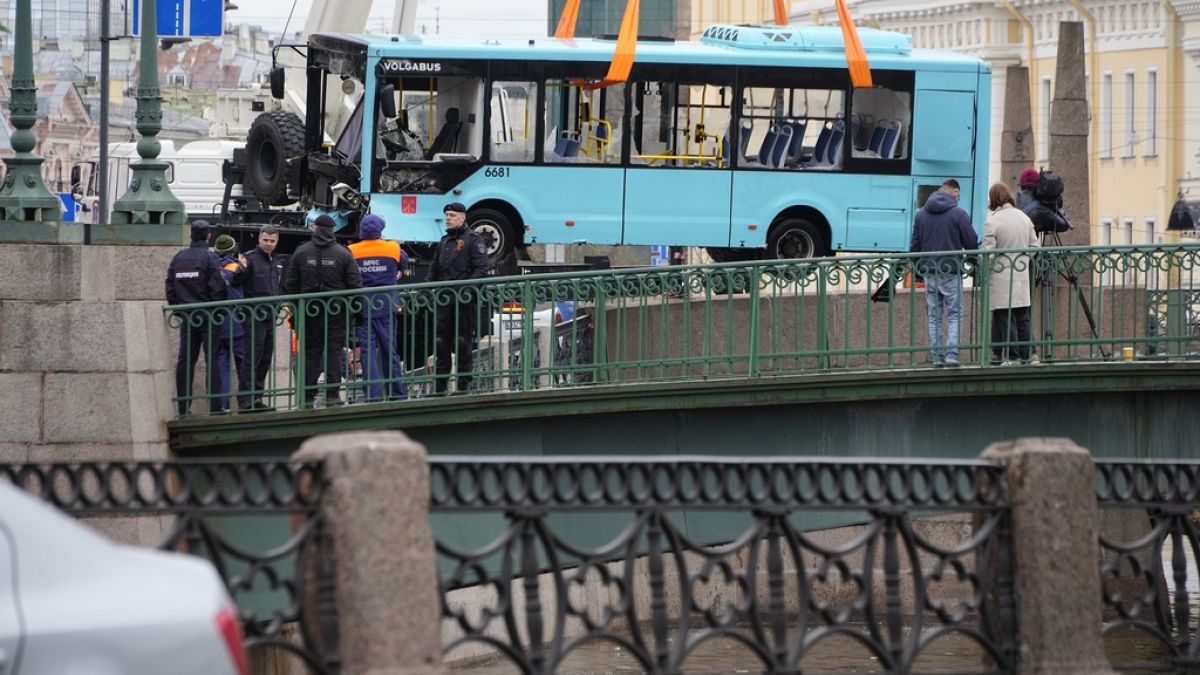 St. Petersburg’da bir otobüsün köprüden düşmesi sonucu yedi kişinin hayatını kaybetmesi