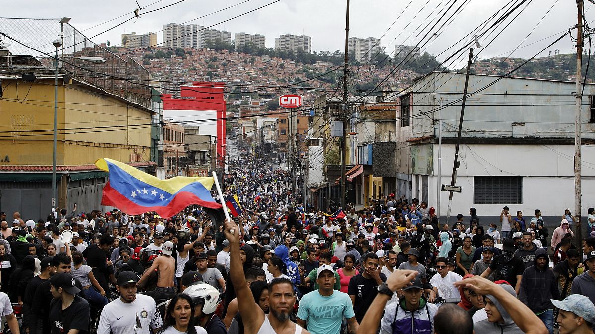 Tartışmalı seçimin Başkan Maduro’ya bağlı olması nedeniyle Venezuelalılar polisle çatıştı