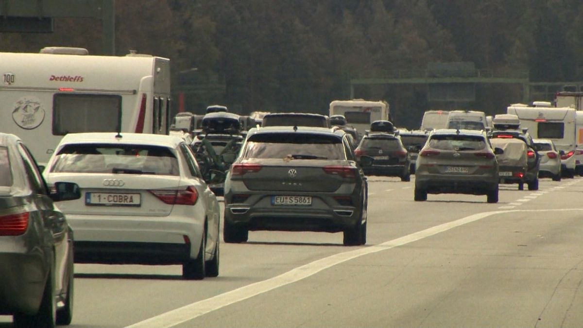 Tatilciler yaz veriminin tadını çıkarmak için yola çıkarken trafik sıkışıklığı Avrupa ülkelerini kasıp kavuruyor