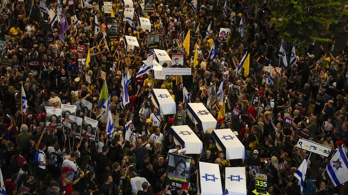 Tel Aviv’de protestocular Gazze’deki rehinelerin serbest bırakılması talebiyle derme çatma tabutlarla yürüdü