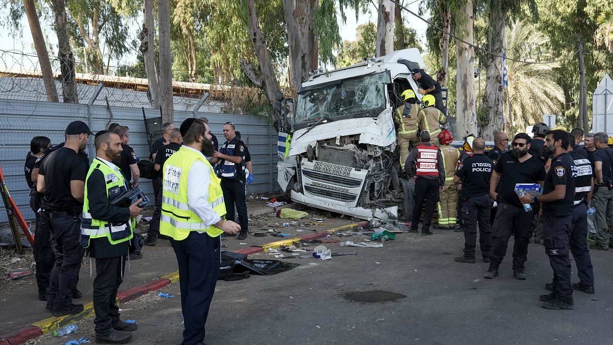 Terörist saldırı şüphesi nedeniyle kamyonun Tel Aviv otobüslerinin durağan darbesi sonucu onlarca kişi yaralandı