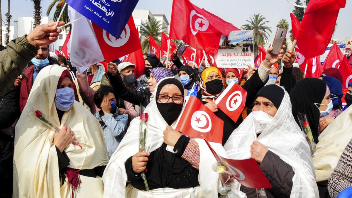 Tunus’ta İslamcılar toplu halde tutuklanırken seçim öncesi baskılar