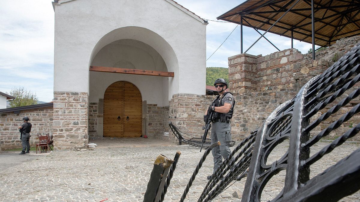 Üç Sırp, Kosova’daki çatışma çatışmasıyla ilgili duruşmada suçsuz olduğunu iddia etti