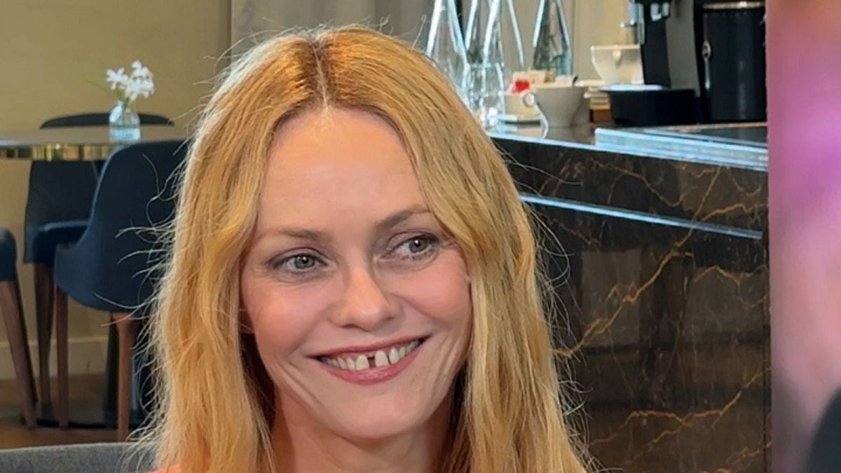 Vanessa Paradis’in müzikal hayallerinden ve yapay zeka kabuslarından bahsediyor