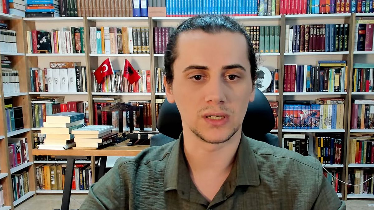 Viral YouTube yorumcusu Diamond Tema, tutuklanma tehditlerinin ardından Türkiye’yi terk etmek zorunda kaldı