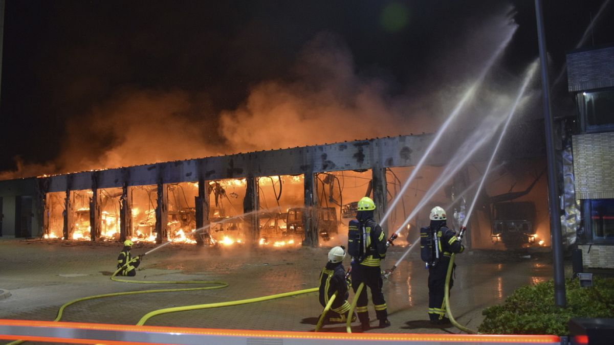 Yangın, Almanya’da toptan alarmı olmayan yeni bir itfaiye istasyonunu kaydettirdi