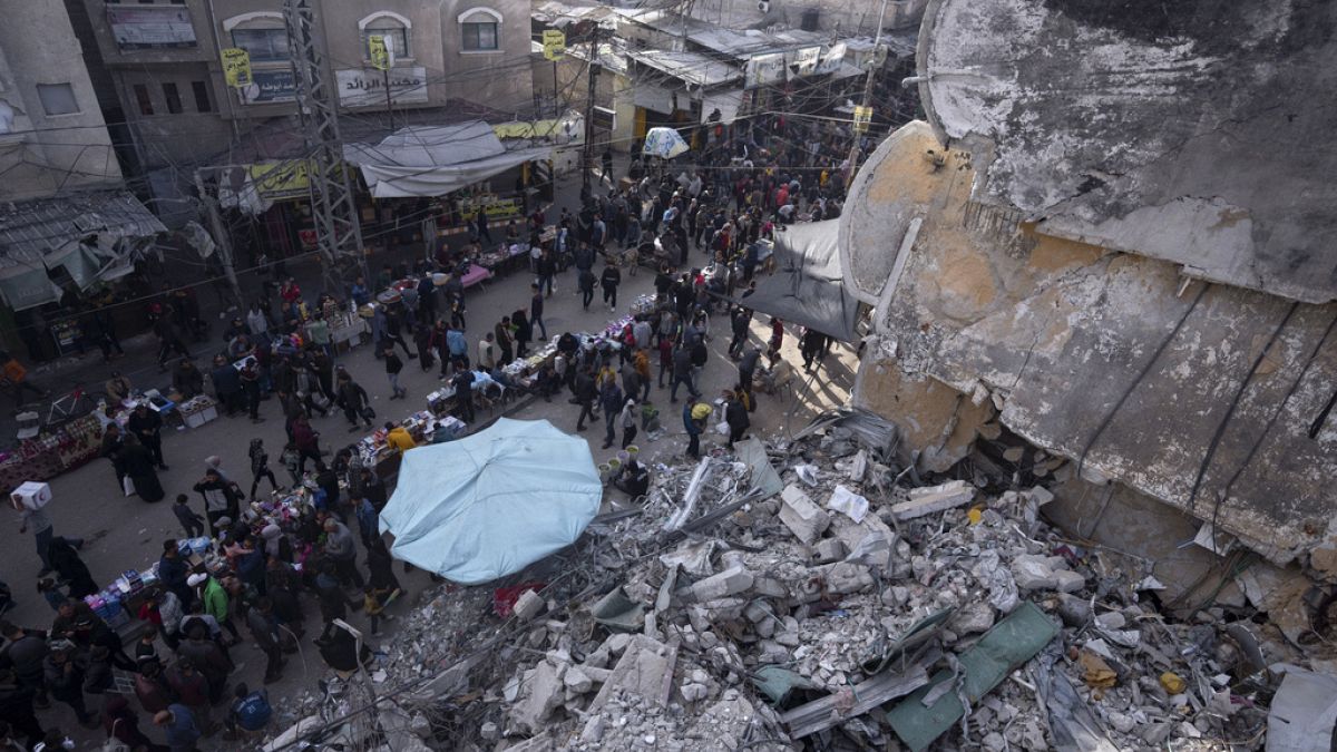 Yardım hattında düzenlenen bir saldırıda en az 20 kişi öldü, İsrail müdahalesini reddediyor