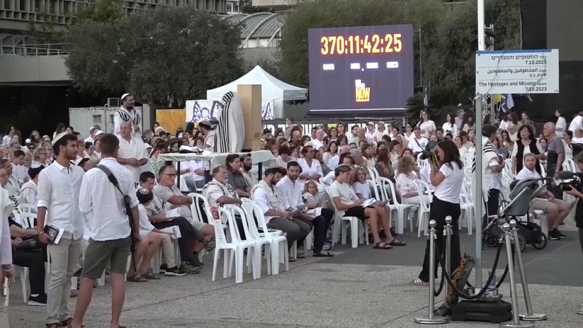 Yüzlerce İsrailli, kutsal Yom Kippur, Hamas’ın elindeki rehineler için dua etti