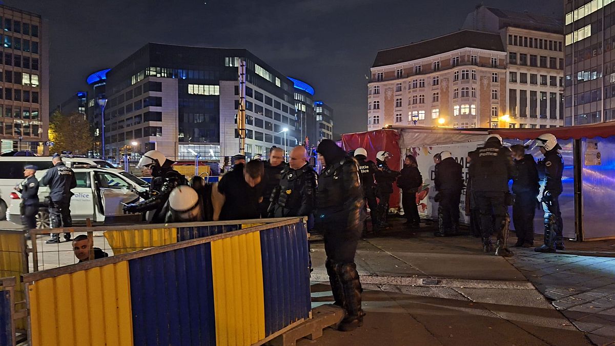 Yüzlerce kişi aşırı sağcı Fransız siyasetçisi Jordan Bardella’nın Brüksel’e gelişini protesto etti