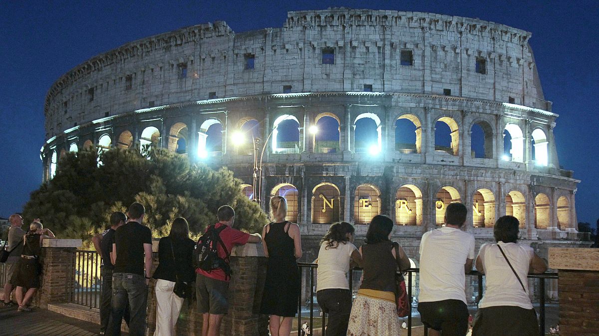 Ziyaretçiler geceleri Roma’daki Kolezyum’un muhteşem manzarasının keyfini çıkarırken